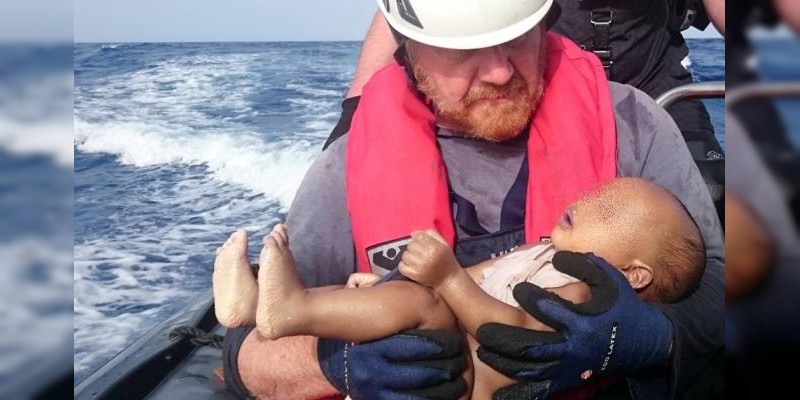 Fotografía de bebé sin vida en brazos de un hombre ha dado la vuelta al mundo 