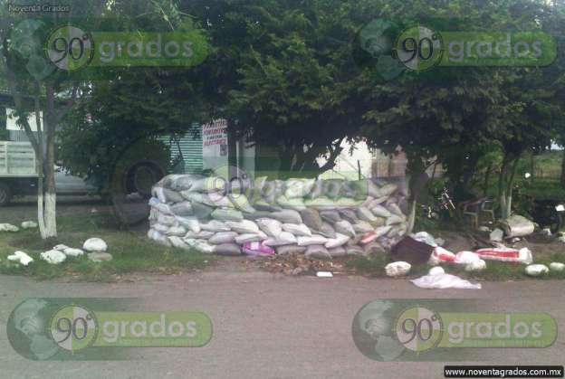 Colocan barricadas en Huetamo y Buenavista, Michoacán, ante amenazas de ataques - Foto 0 