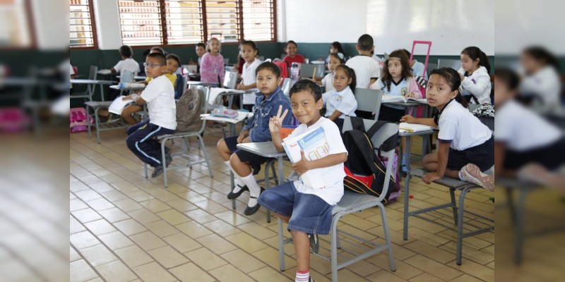 Ayuntamiento de Morelia ayuda a los estudiantes de bajos recursos 