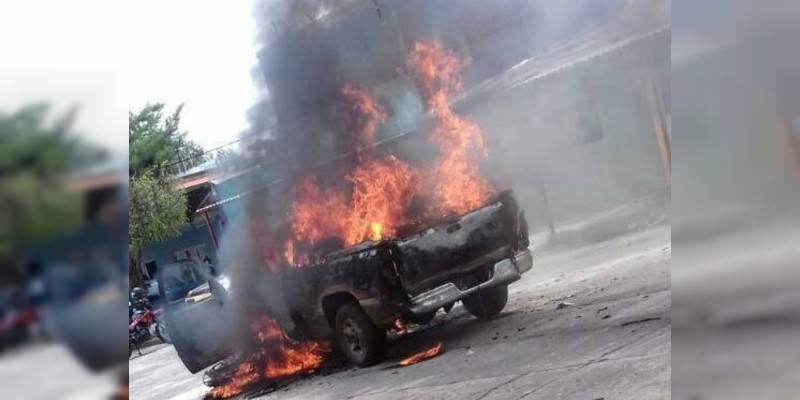 Uruapan: Se incendian vehículos al estrellarse, hay un herido - Foto 0 