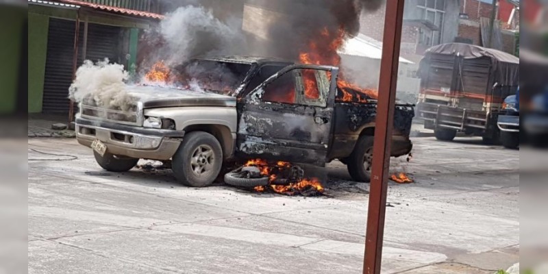 Uruapan: Se incendian vehículos al estrellarse, hay un herido - Foto 1 