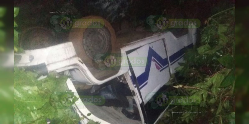 Zitácuaro: Trabajador del volante queda herido al desbarrancar su "combi" - Foto 0 