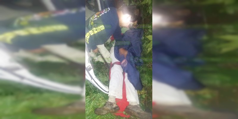 Zitácuaro: Trabajador del volante queda herido al desbarrancar su "combi" - Foto 1 