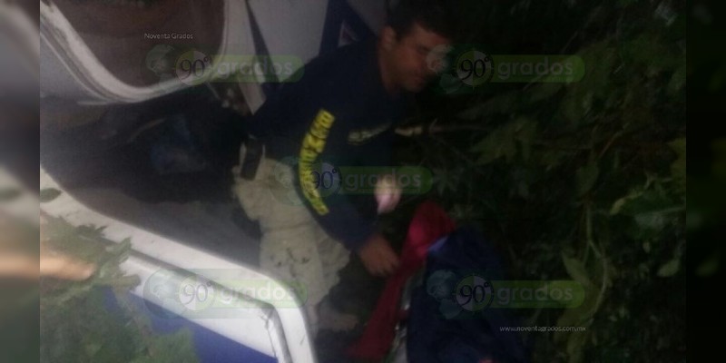 Zitácuaro: Trabajador del volante queda herido al desbarrancar su "combi" - Foto 2 