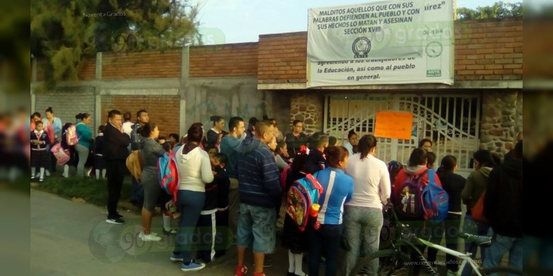 Padres de familia toman escuela de Tarimbaro por falta de maestros - Foto 0 