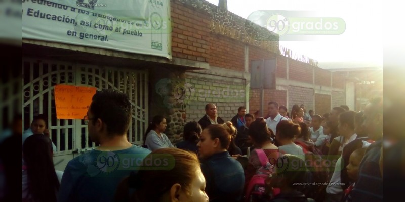 Padres de familia toman escuela de Tarimbaro por falta de maestros - Foto 1 