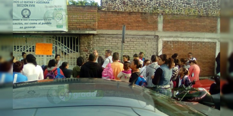 Padres de familia toman escuela de Tarimbaro por falta de maestros - Foto 2 