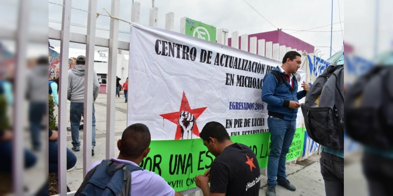 Normalistas exigen plaza estatal, argumentan que hacen maestros en las diferentes escuelas de Michoacán  