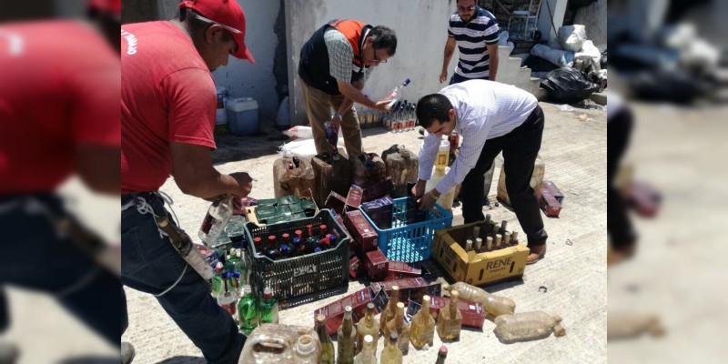Realiza Sistema Penitenciario destrucción de 90 botellas de vino decomisadas  - Foto 1 