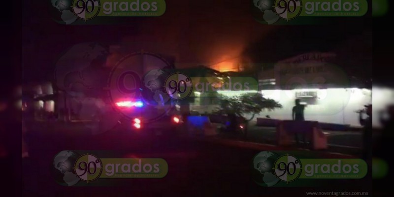 Arde mercado de La Charanda en Uruapan  - Foto 1 