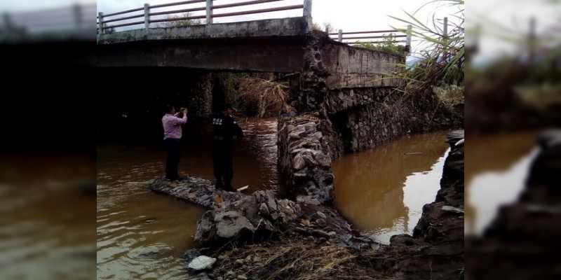 Atiende PC Estatal derrumbe de puente en Los Reyes  