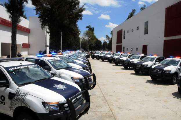 Entregan vehículos, armas y equipamiento a policías de Michoacán - Foto 0 