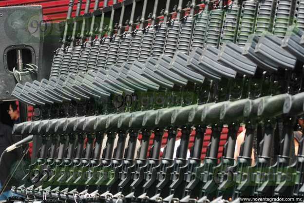 Entregan vehículos, armas y equipamiento a policías de Michoacán - Foto 1 