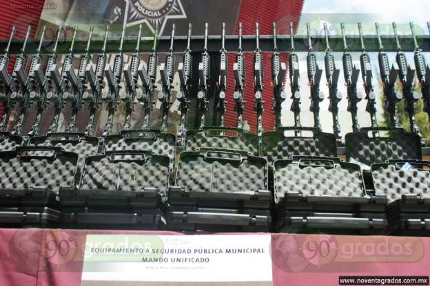 Entregan vehículos, armas y equipamiento a policías de Michoacán - Foto 4 