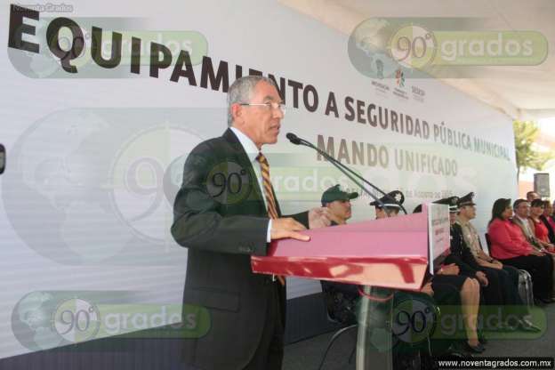 Entregan vehículos, armas y equipamiento a policías de Michoacán - Foto 6 