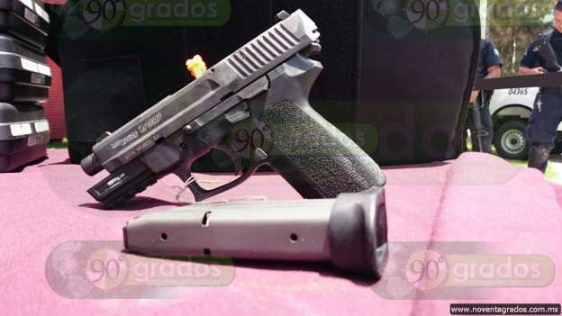 Entregan vehículos, armas y equipamiento a policías de Michoacán - Foto 7 