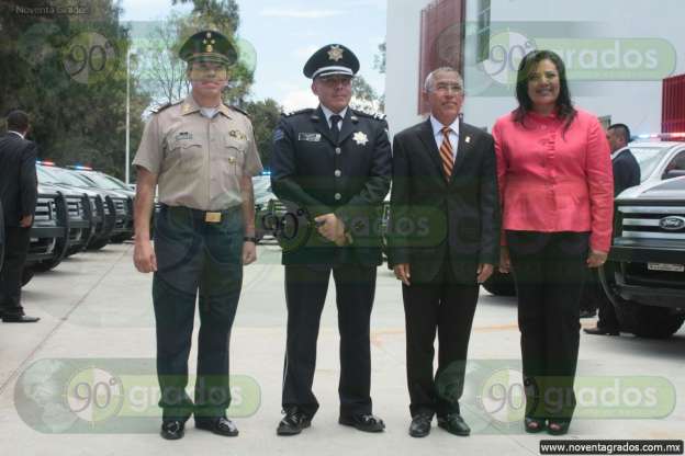 Entregan vehículos, armas y equipamiento a policías de Michoacán - Foto 8 