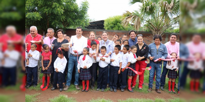 César Chávez Garibay entrega obras sociales a la población de Apatzingán 