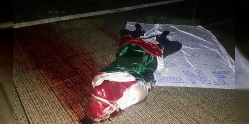 En Zihuatanejo tiran cadáver envuelto en una bandera  - Foto 0 