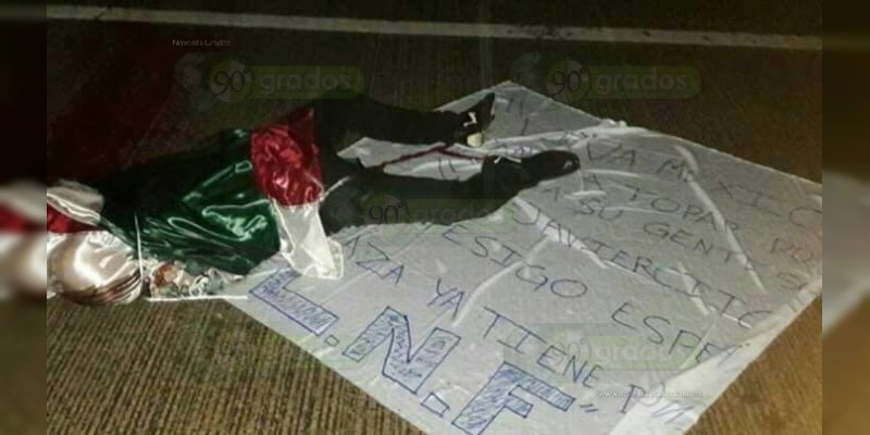 En Zihuatanejo tiran cadáver envuelto en una bandera  - Foto 1 