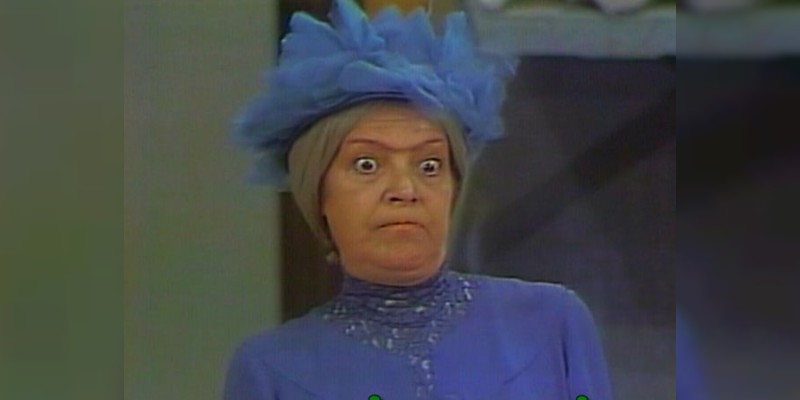 Subastarán vestido original de la "Bruja del 71"  