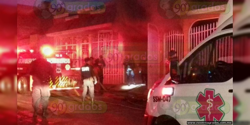 En Los Reyes una casa arde en llamas, bomberos sofocan fuego - Foto 0 