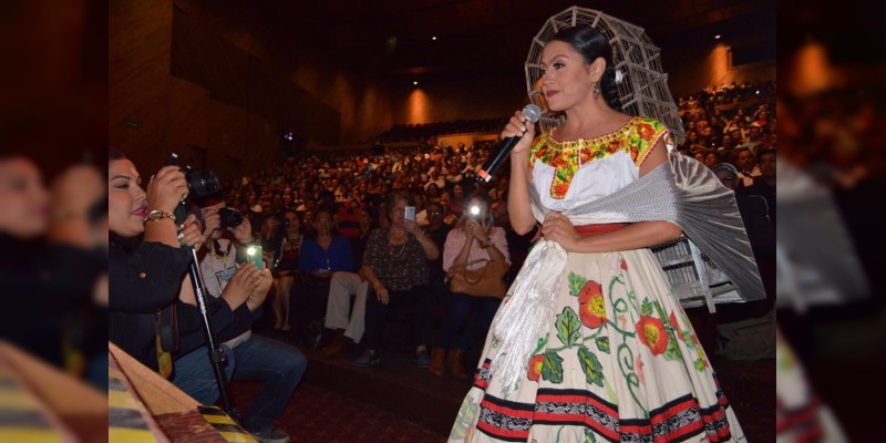 Rocío Vega le cantó a Michoacán 