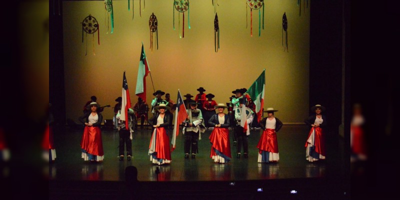 Teatro Ocampo recibió el folklore y tradiciones del mundo 