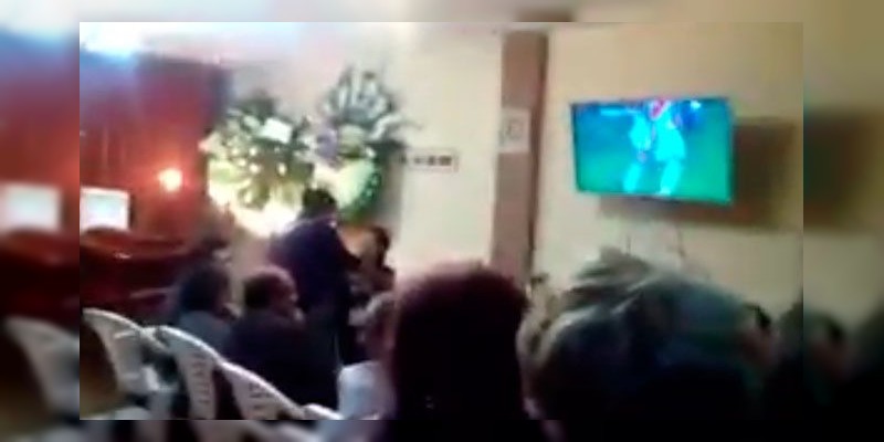 Familiares y amigos ven partido de futbol en pleno velorio de Don Lucho 