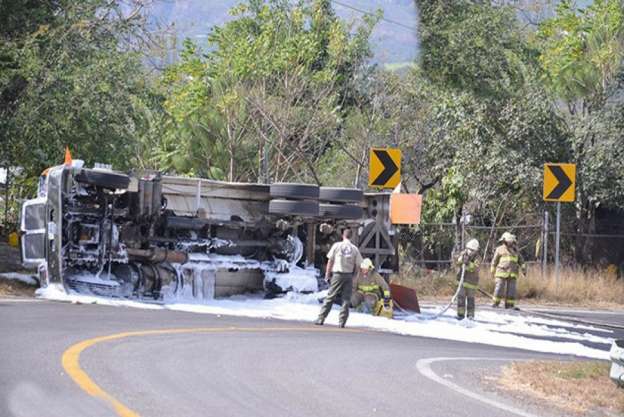 Vuelca pipa cargada con diésel en carretera de Michoacán 