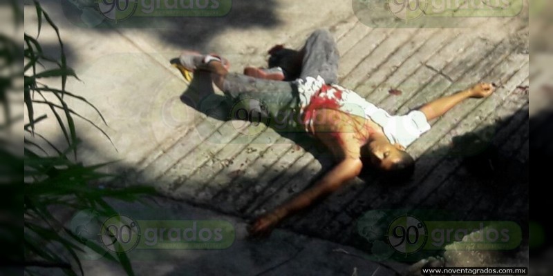 Individuo es hallado muerto frente a catedral en Lázaro Cárdenas - Foto 0 
