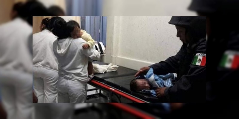 Abandonan a niña de 2 años y a bebé en la carretera en Guerrero 