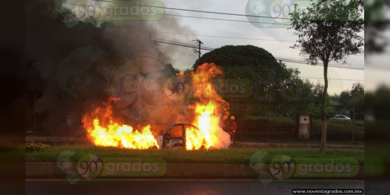 Dejan narcomanta e incendian vehículo tras robarlo, sujetos armados en Uruapan - Foto 0 