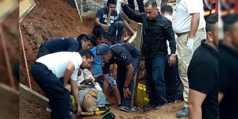 Cuatro son sepultados al derrumbarse construcción en Lázaro Cárdenas - Foto 0 