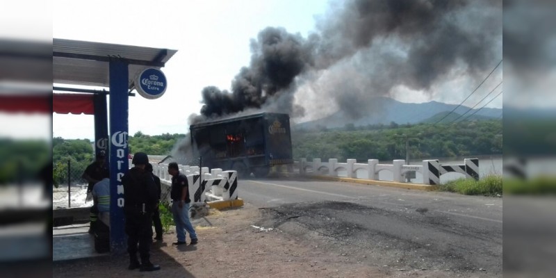 Sujetos armados incendian camión en Buenavista - Foto 0 