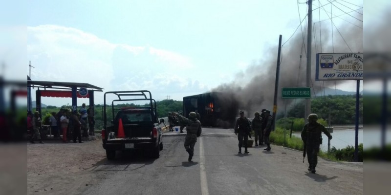 Sujetos armados incendian camión en Buenavista - Foto 2 