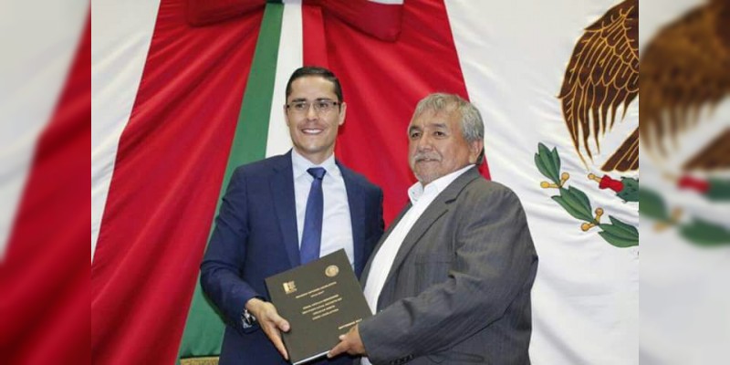 Ángel Cedillo entrega documento de segundo informe legislativo a la Mesa Directiva del Congreso Local 