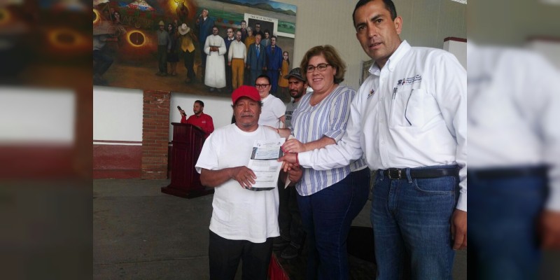 Entrega Sedrua incentivos a pescadores de Santa Ana Maya 