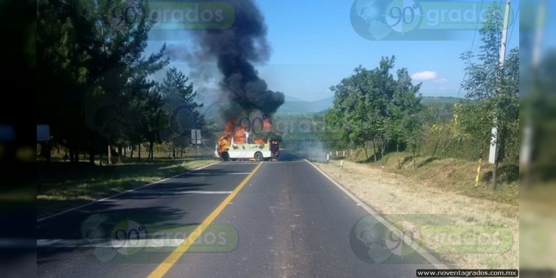 Asesinan a chofer e incendian combi sobre la Chilpacingo - Tixtla 