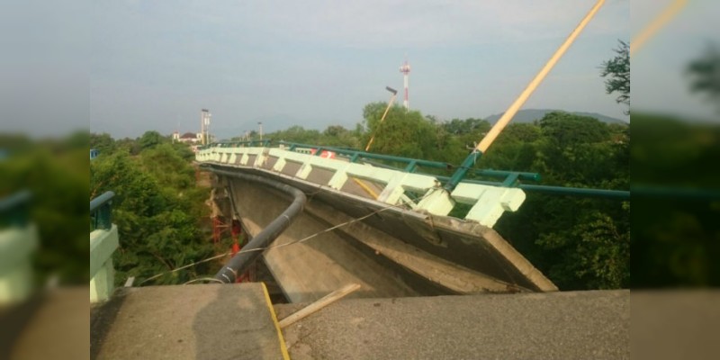 Se derrumba puente en Oaxaca tras sismo de 6.1 