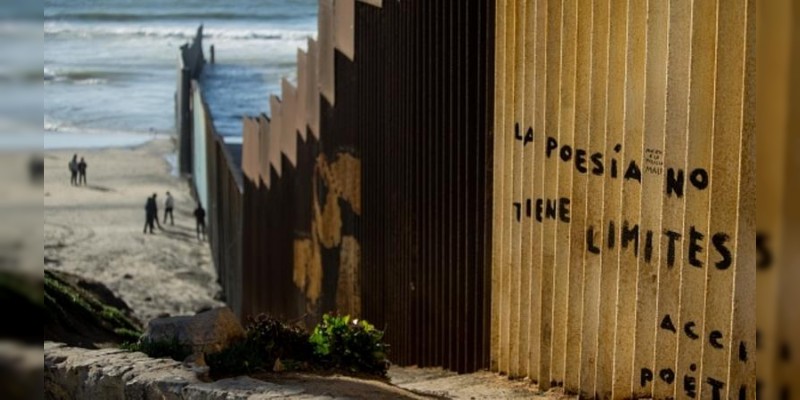 Niños cantan "México lindo y querido" frente al muro fronterizo 