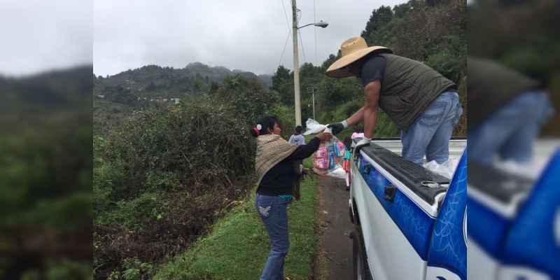 Sale otro camión con ayuda humanitaria, ahora Puebla; se distribuyen víveres directamente entre la población afectada   