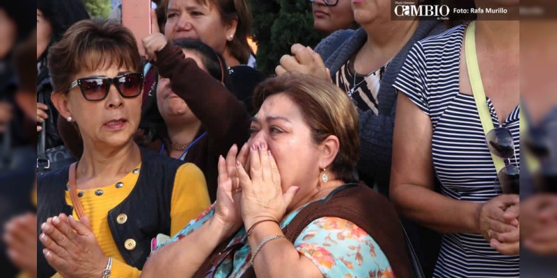 Trabajadores lloran por la demolición del IMSS San Alejandro 