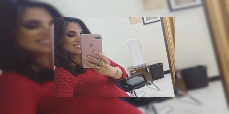 Se le rompió la fuente al aire a famosa conductora de televisión  - Foto 1 
