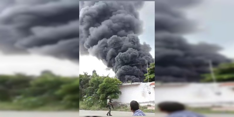 Fuerte incendio se registra en Apatzingán - Foto 1 