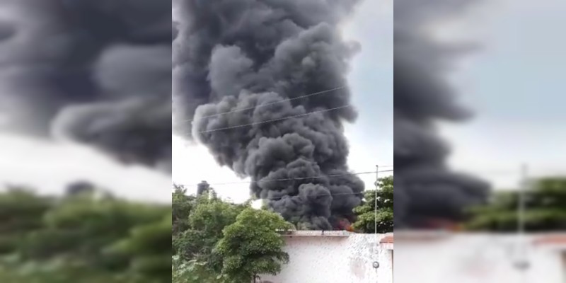 Fuerte incendio se registra en Apatzingán - Foto 2 