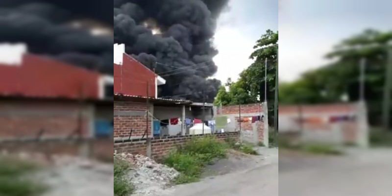 Fuerte incendio se registra en Apatzingán - Foto 9 