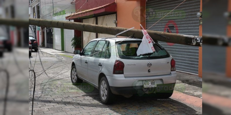 Morelia: Cae poste sobre vehículo y lo daña  