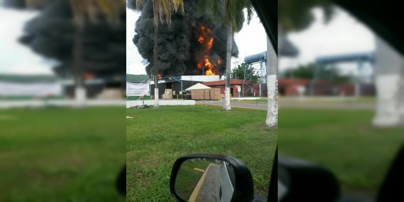 Se queman vehículos en bodega de Apatzingán 