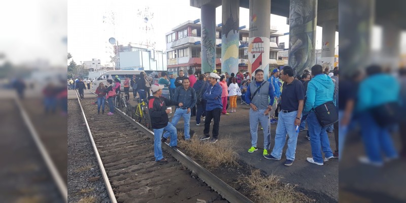 Profesores de la CNTE bloquean las vías del tren en tres puentes - Foto 0 